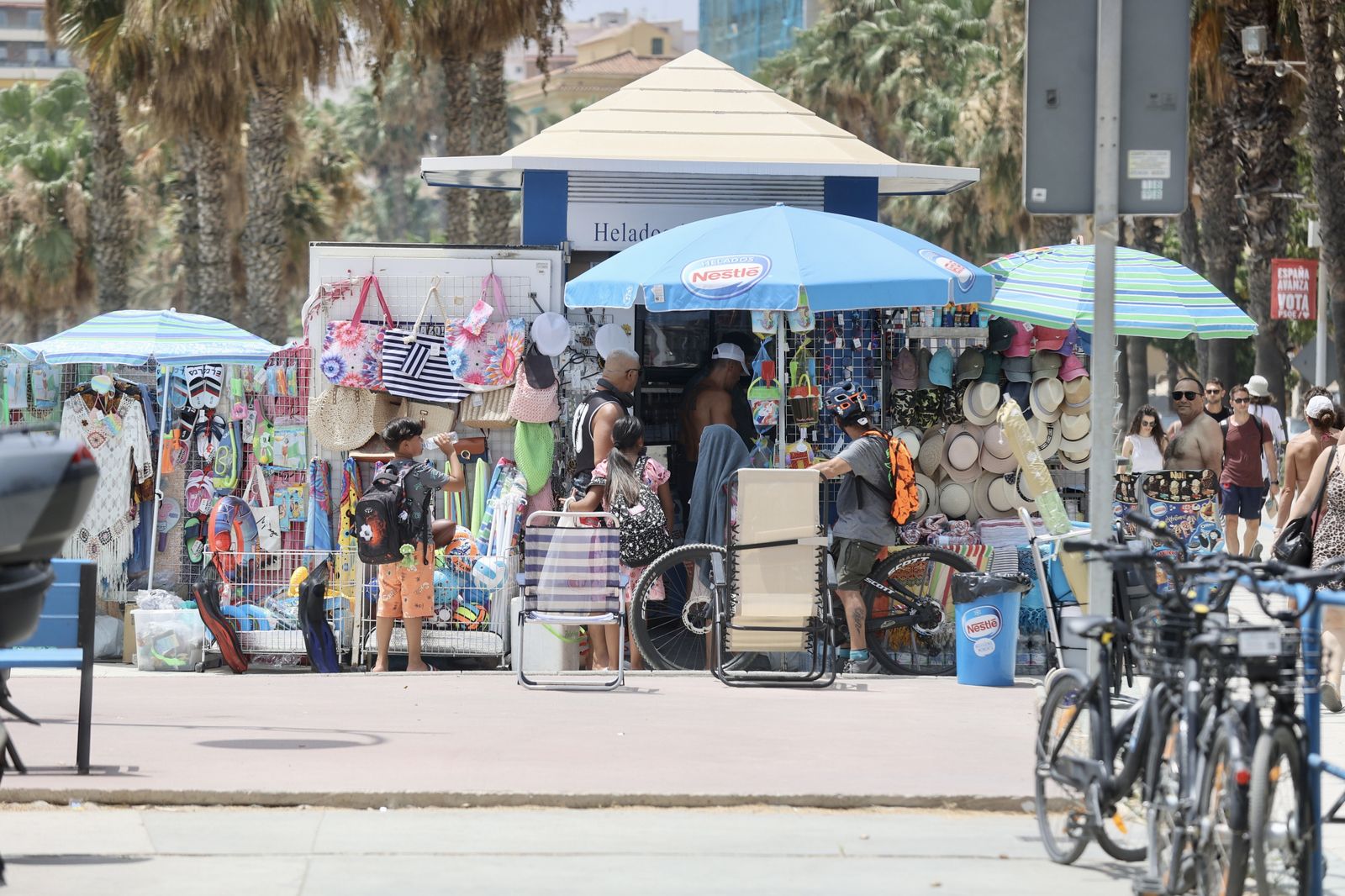 Gran ambiente en las playas de Málaga en plena jornada electoral