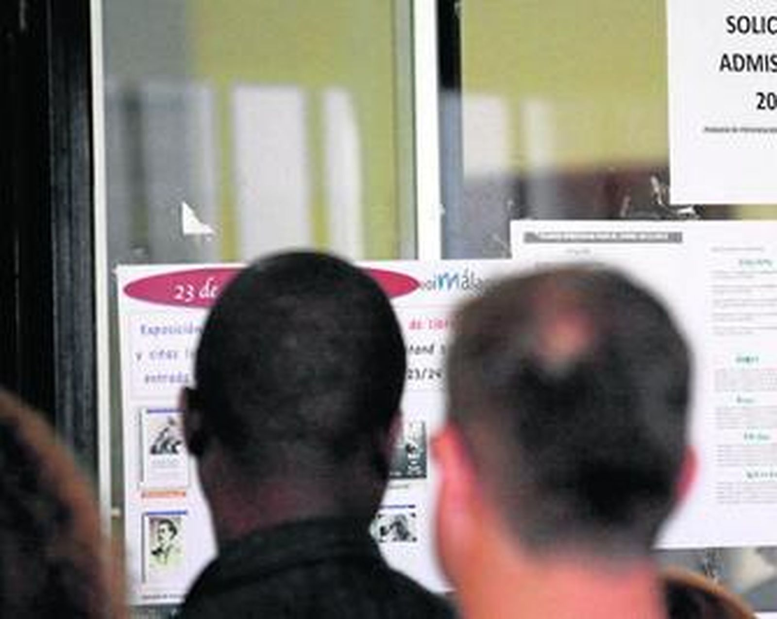 Dos jóvenes miran las listas en la Escuela de Idiomas de Málaga.