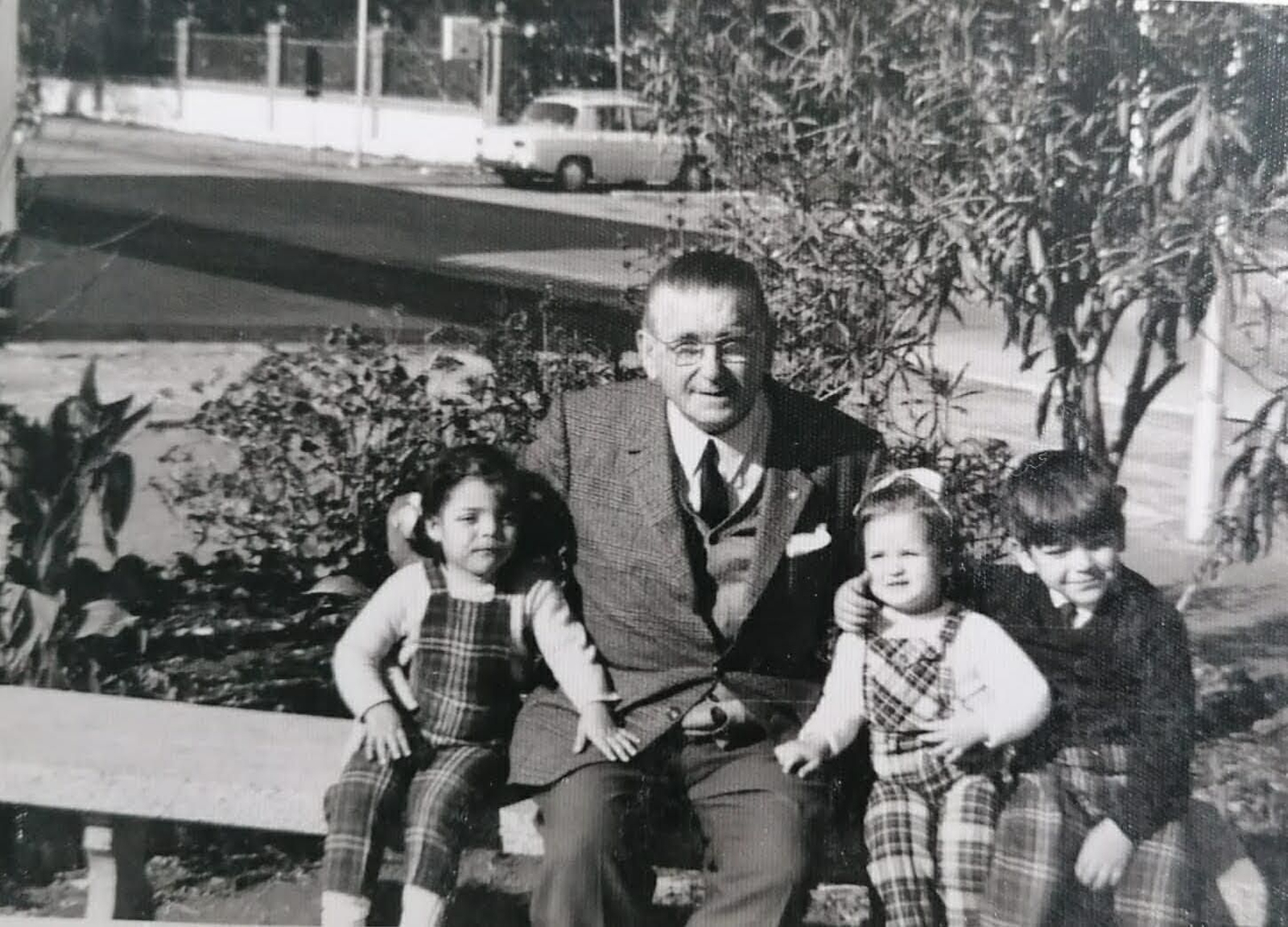 Andrés Piérdola, junto a Áurea Piédrola, y otros dos de sus nietos.