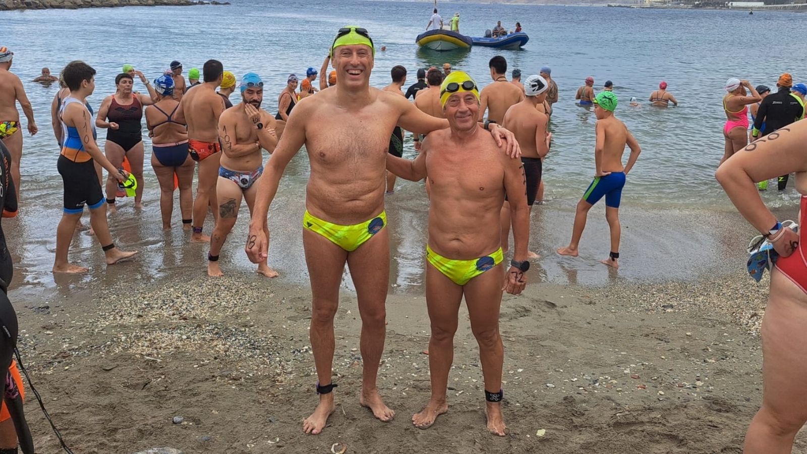 Los deportistas de Aguadulce posan juntos tras disputar la prueba de 1.500 metros en la playa de La Ribera.