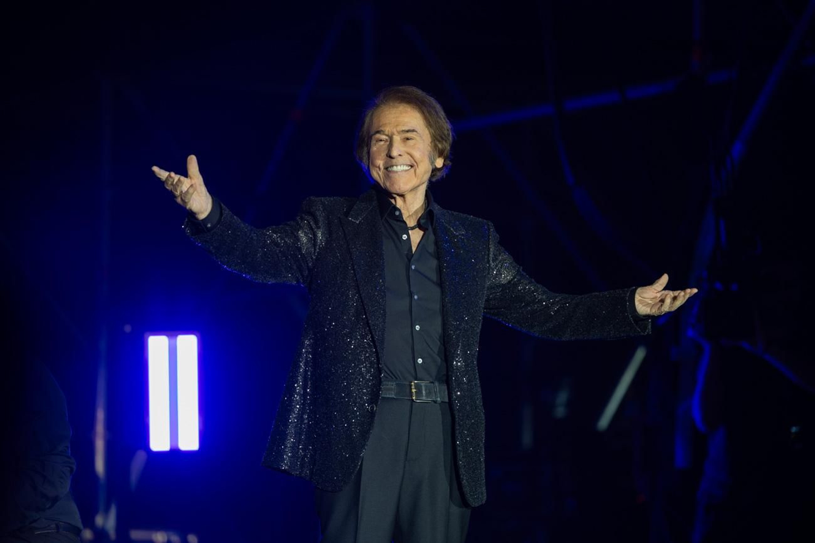 Así se disfruta en Jaén del concierto de Raphael, "Raphaelísimo"