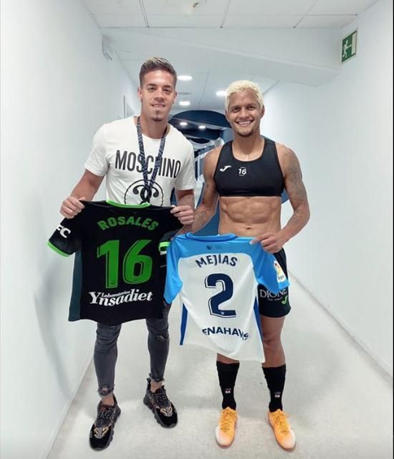 El malaguista Mejías intercambio camisetas con el ex malaguista Rosales.