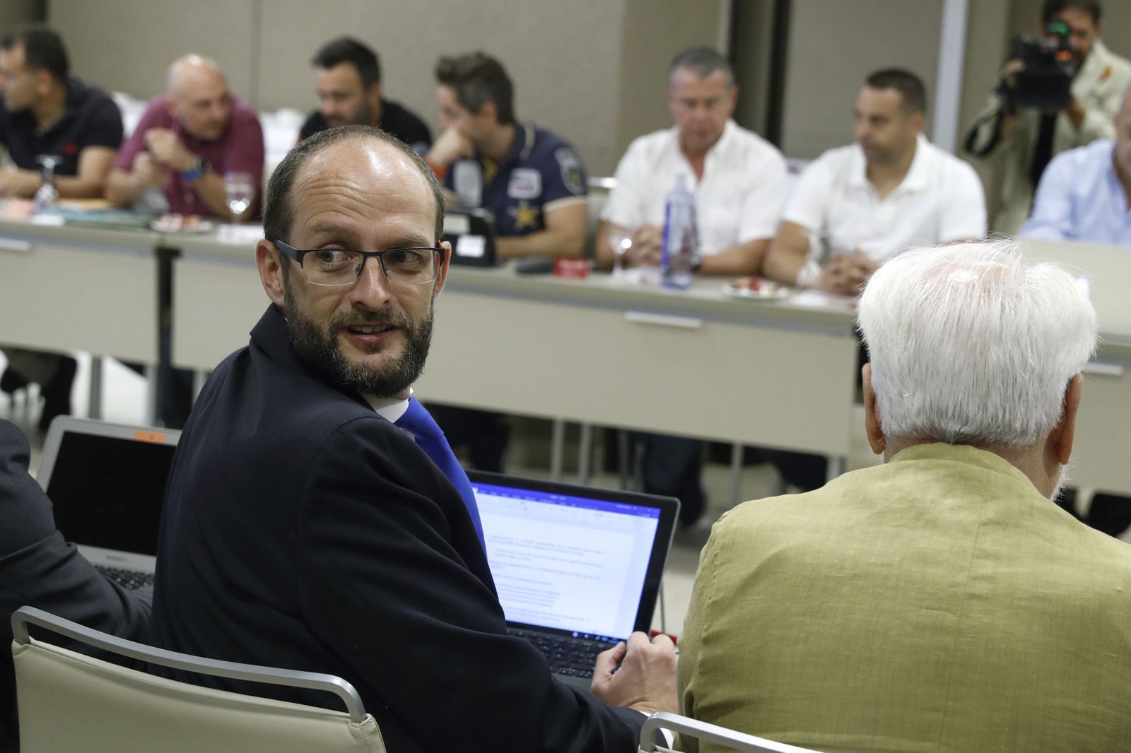 El director gerente de la patronal Anesco, Pedro García, sentado frente a los representantes sindicales.