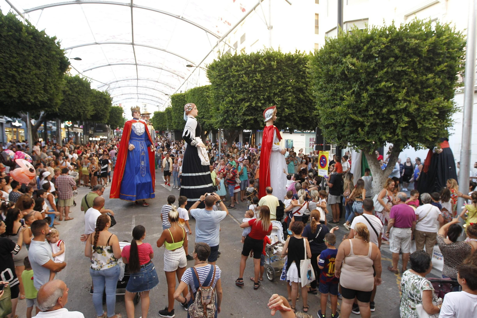 Fotogalería gigantes y cabezudos. Feria de Almería 2019