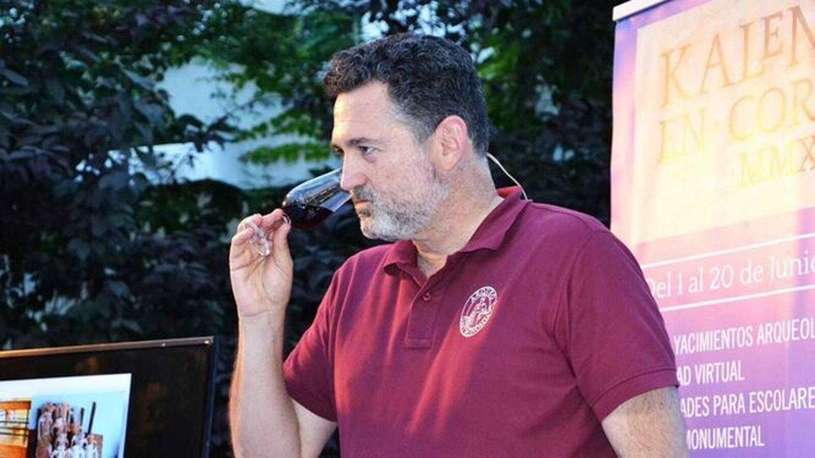 El investigador de la UCA y director técnico de Arqueogastronomía, Manuel León, en una cata de vinos.