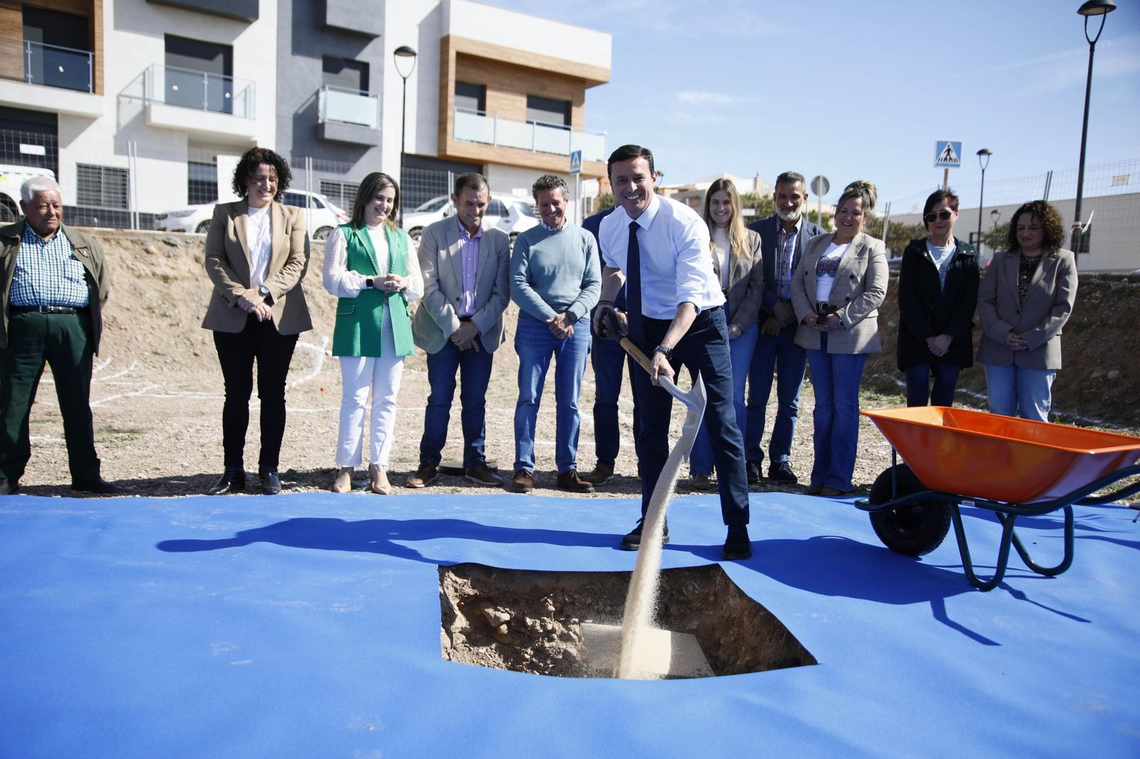 Las imágenes de la primera piedra del Centro de mayores en Balanegra