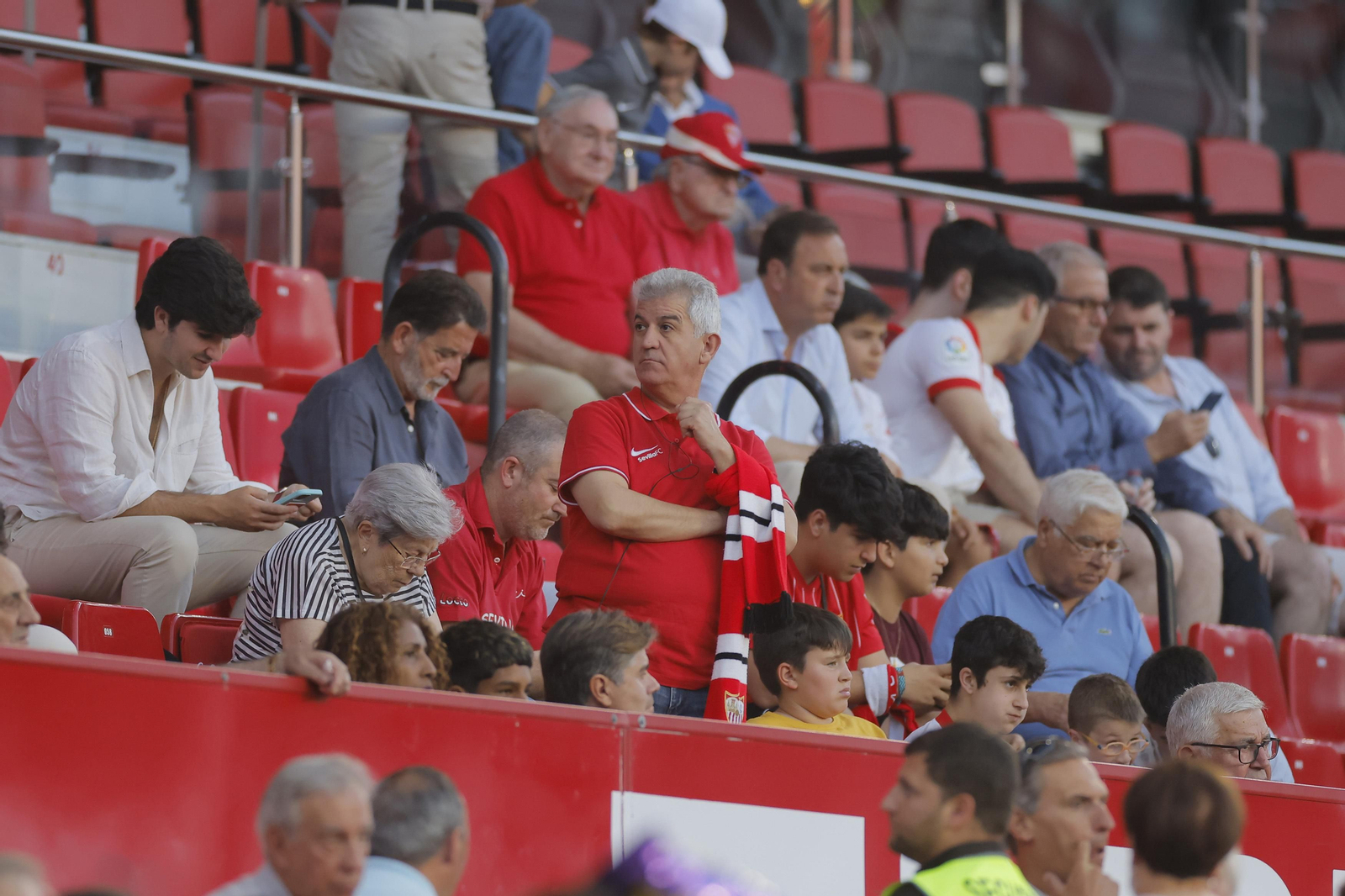 Búscate en las fotos del Sevilla-Girona
