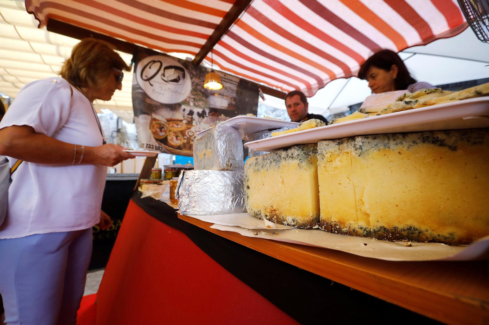 Asistentes a una edición pasada de la Feria del Queso de Zuheros.
