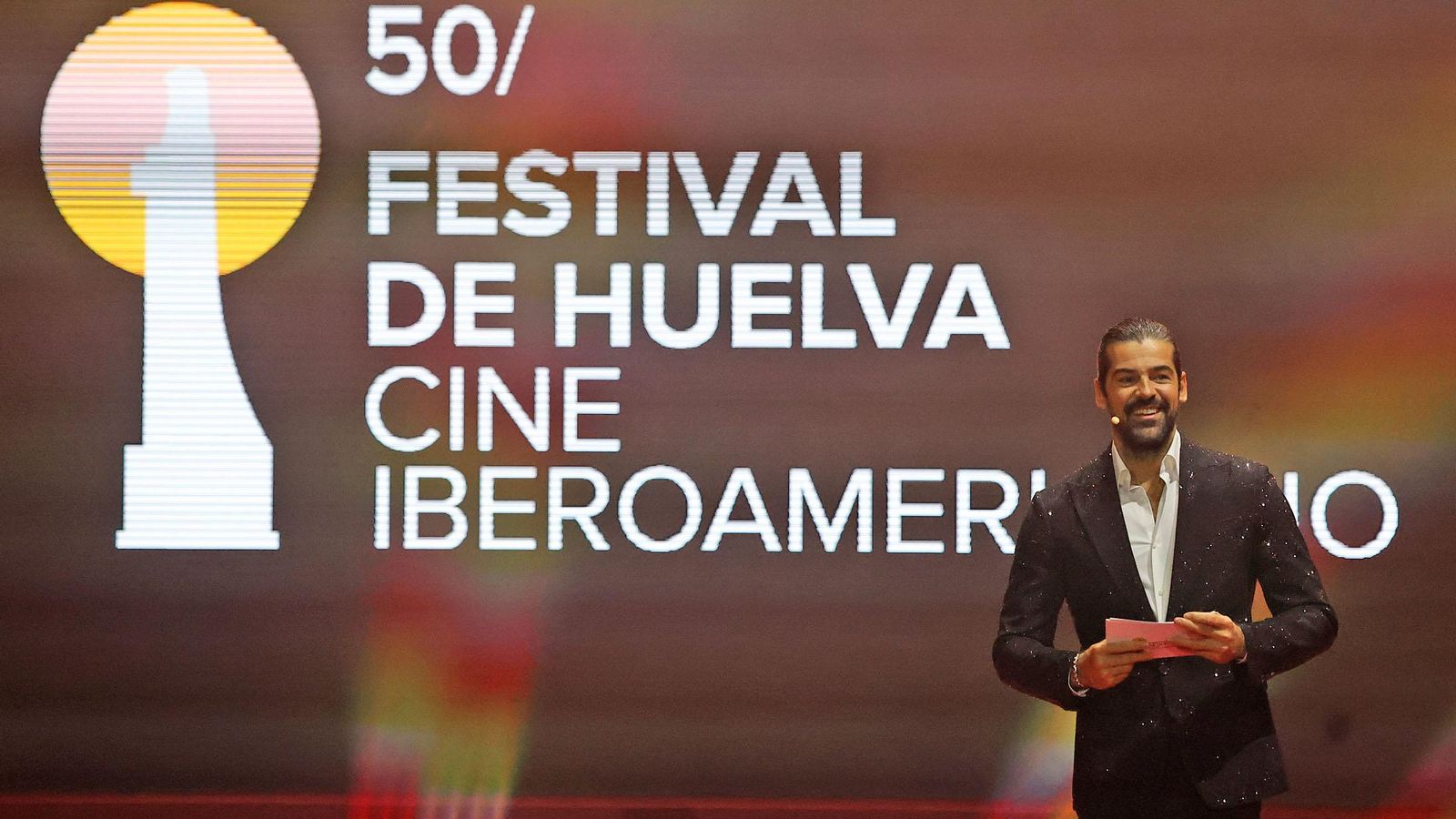 El actor Miguel Ángel Muñoz presentando al gala.