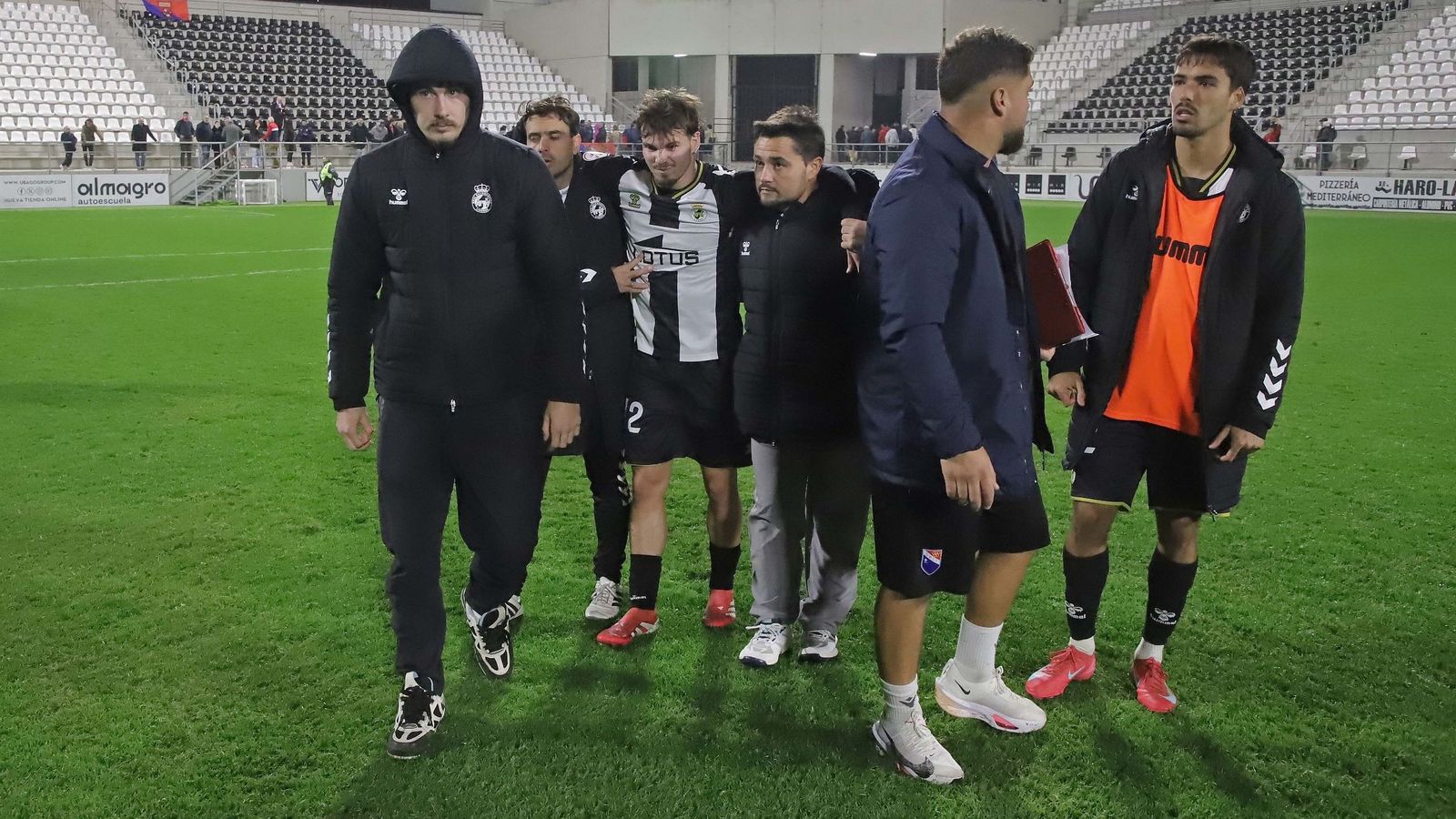 Rubén Olea abandona el campo ayudado tras el Balona-Dos Hermanas