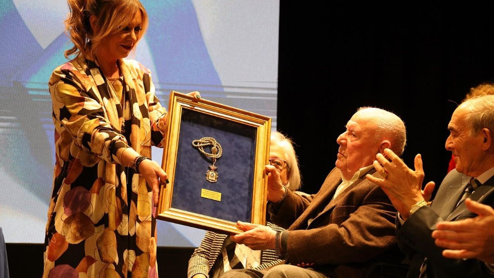 La alcaldesa entregando la Medalla de la Villa a la Peña Flamenca recogiéndola su primer presidente José Cárdenas