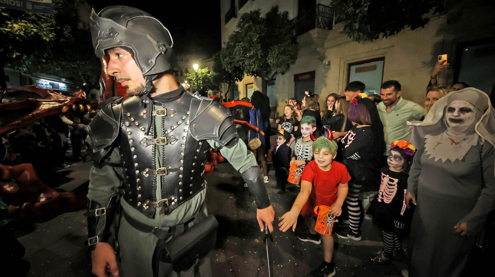 El desfile de Halloween llena las calles de Jerez