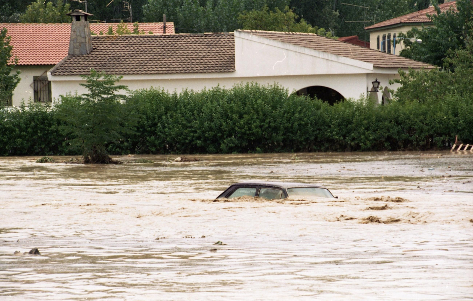Los efectos de la riada en el Puente de la Sierra.