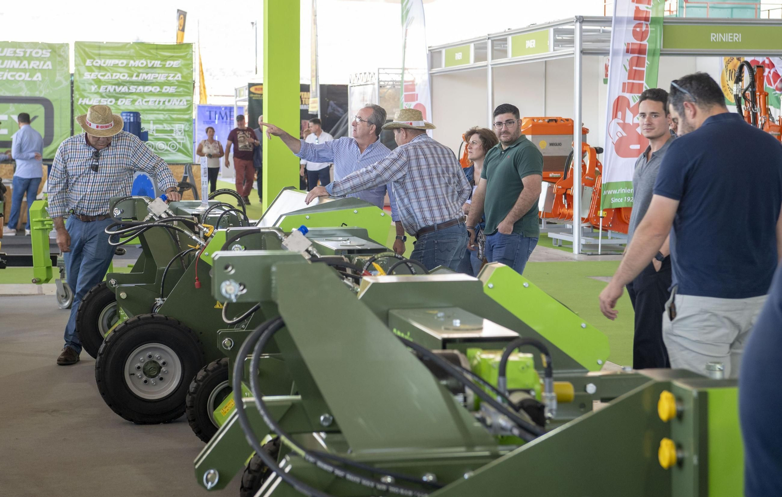Visitantes observan maquinaria en una feria de compraventa
