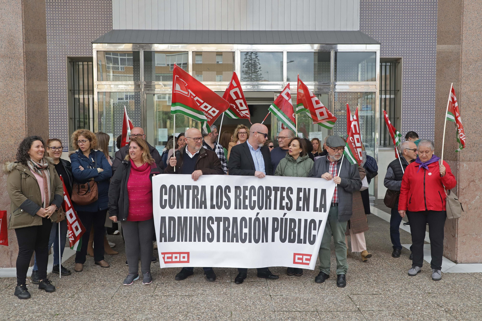 Concentración frente a la sede judicial de la Plaza de la Constitución de Algeciras este lunes.