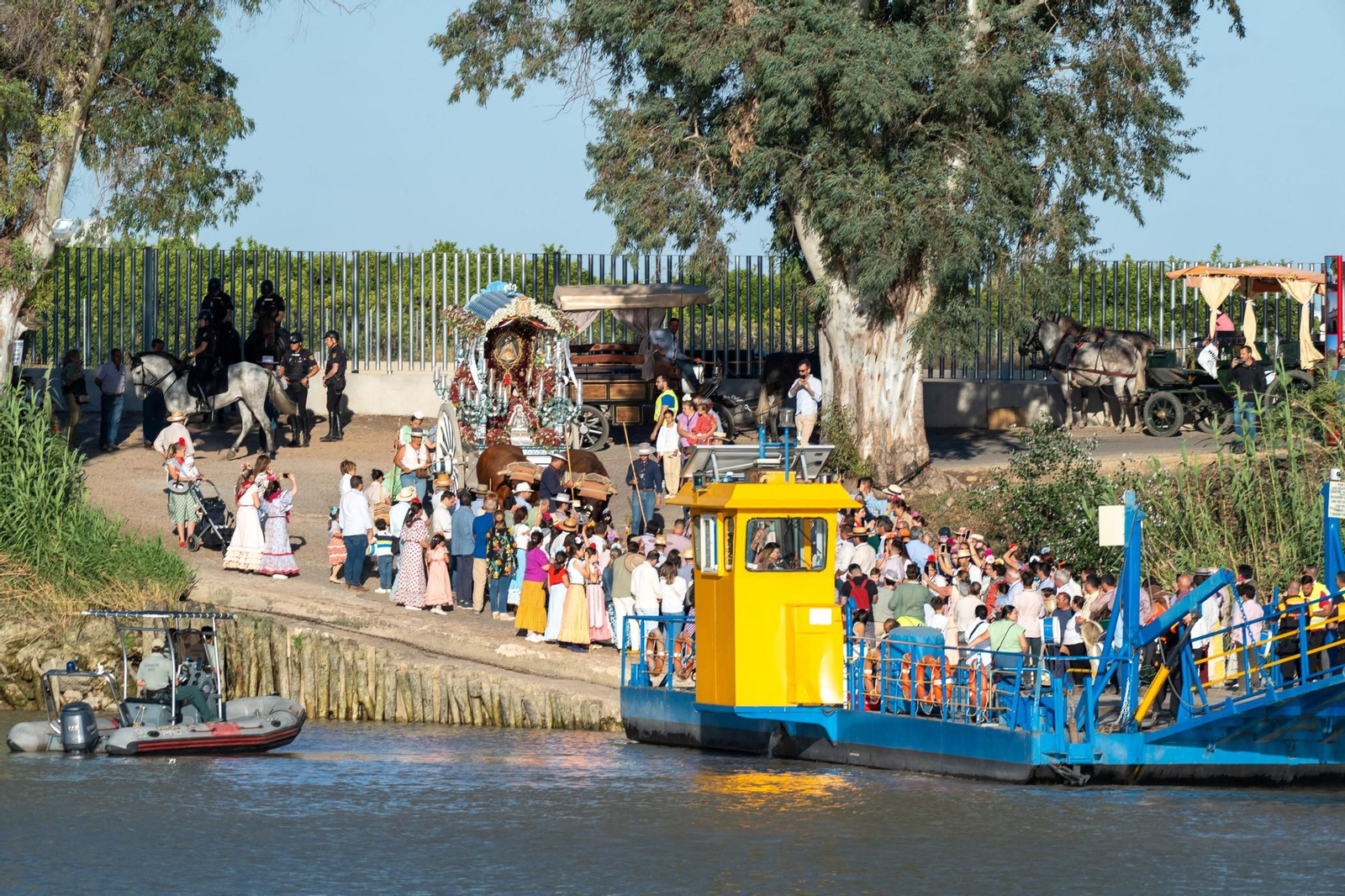 La barcaza de Coria del Río cruza a la Hermandad de Carmona