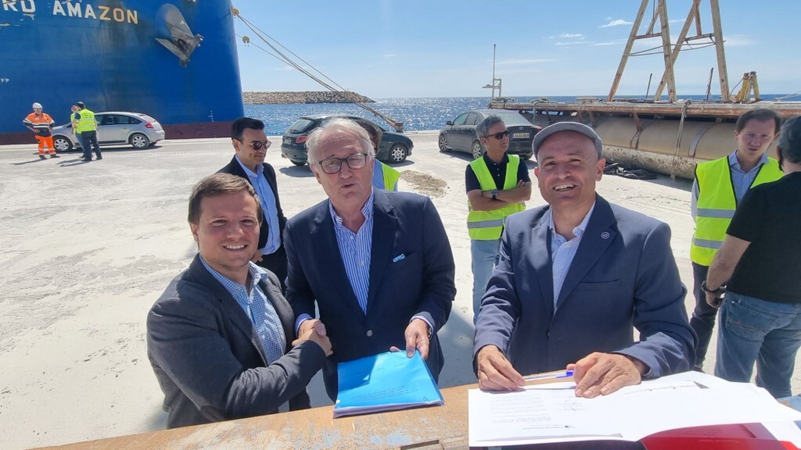 El presidente de la Autoridad Portuaria de Almería (APA), Jesús Caicedo, y Fernando Parra, apoderado de la empresa Transformaciones y Embalses Parra, han firmado el acta de recepción de las obras