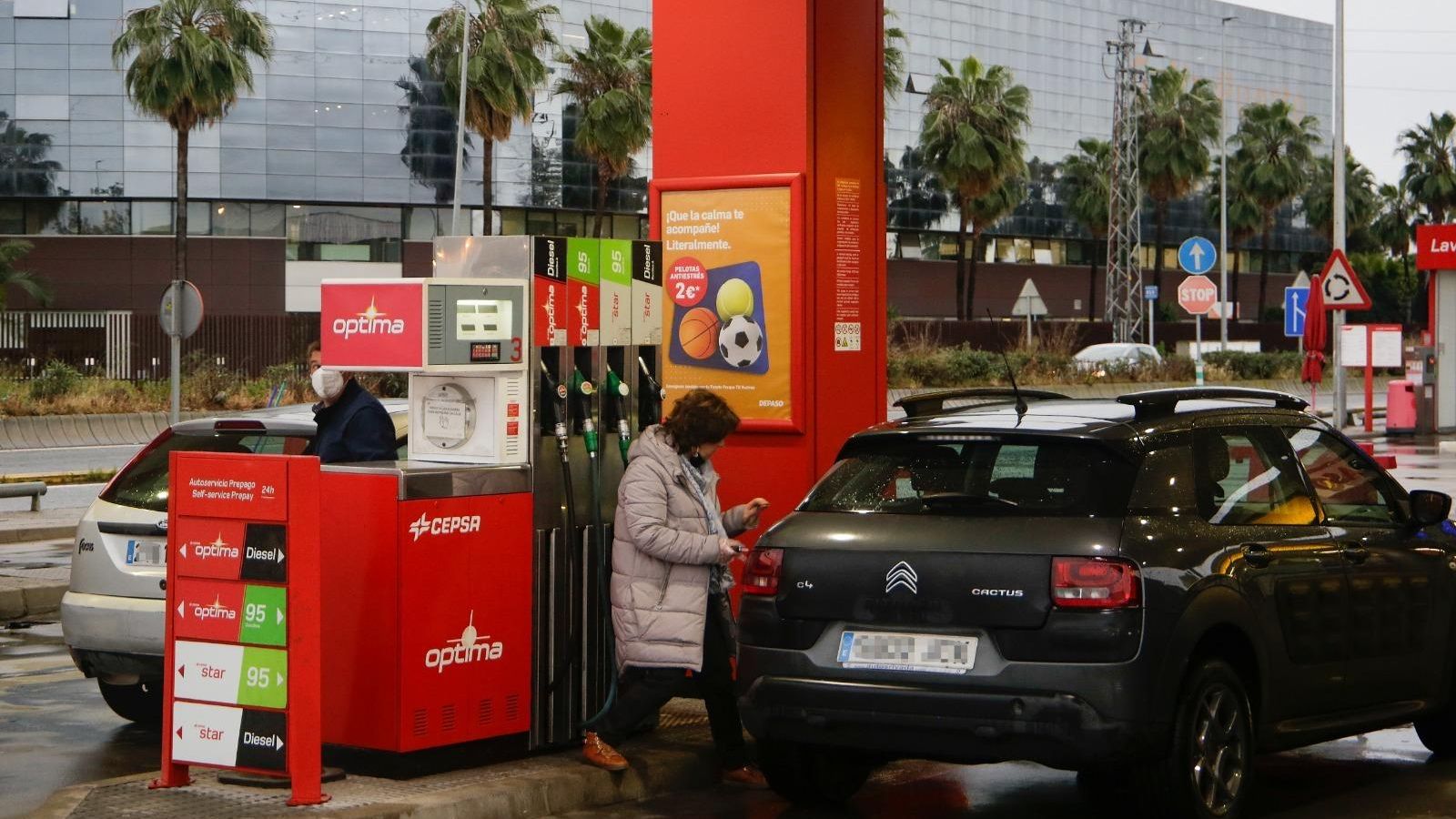 Gasolinera en la carretera de la esclusa del Puerto de Sevilla.