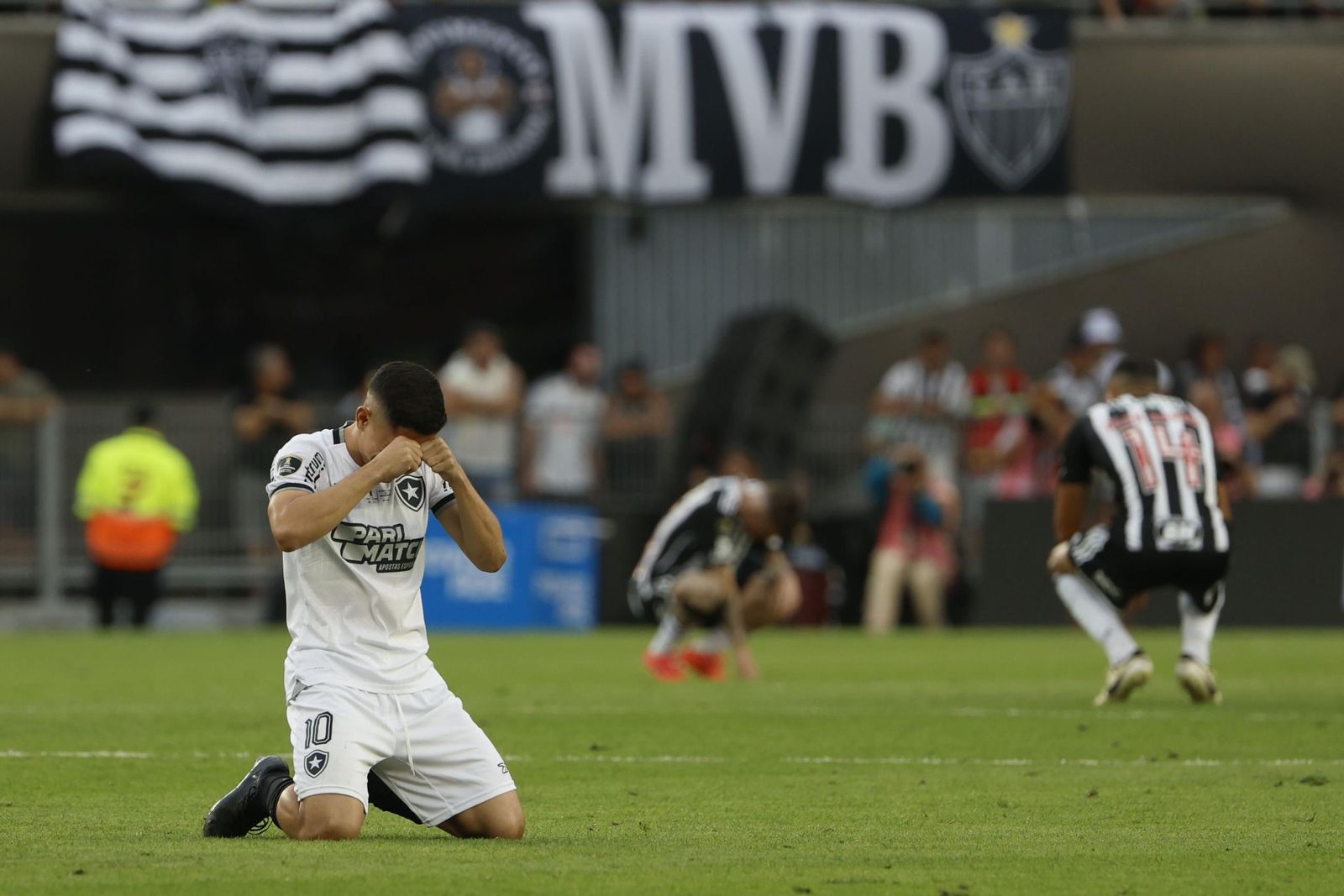 Las fotos de una final de la Libertadores histórica; Botafogo, campeón con 10, ante Atlético Mineiro