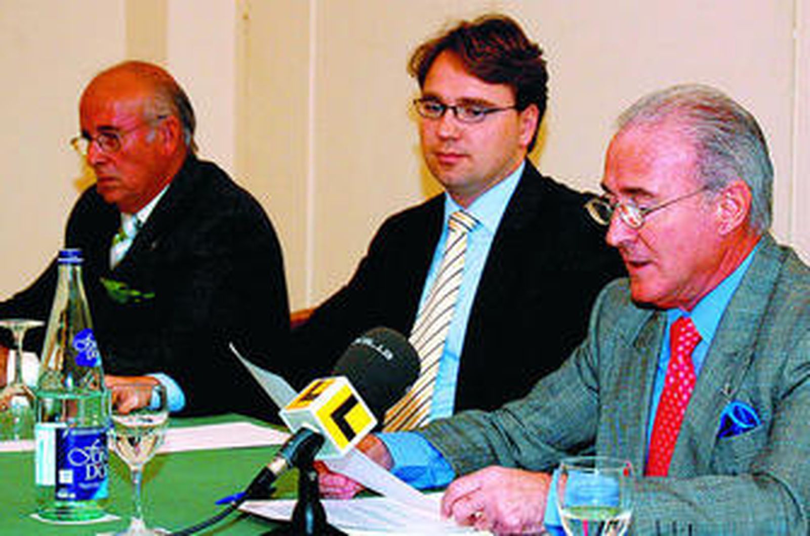 Manuel Alcocer, a la derecha, ayer con Andreas Poness y Gonzalo Barroso.
