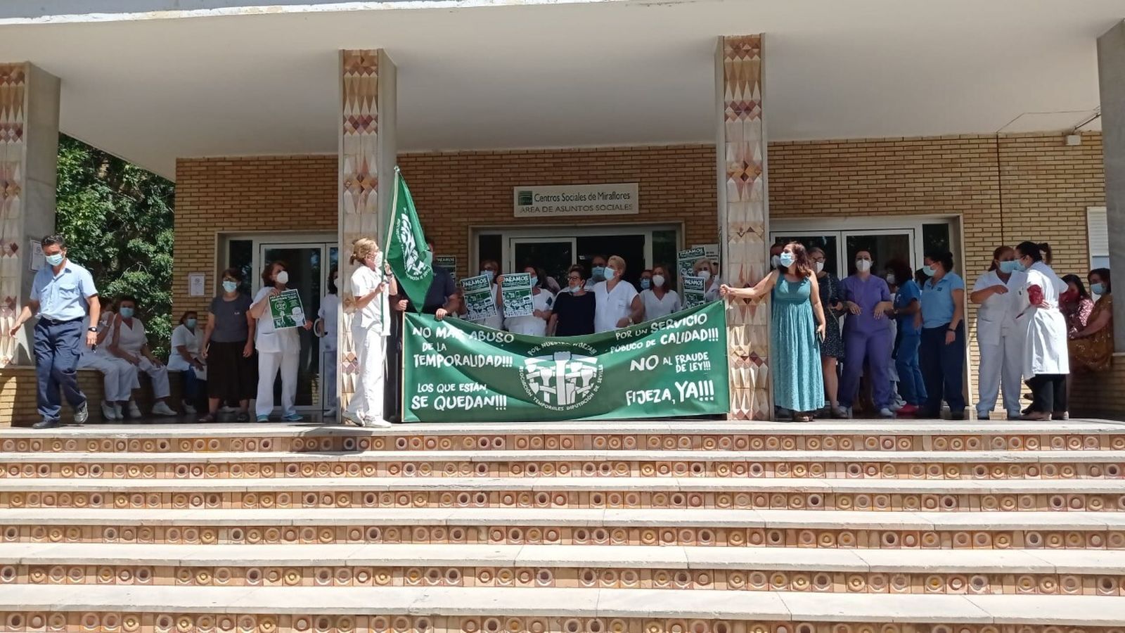 Trabajadores de los centros sociales de Miraflores, dependientes de la Diputación de Sevilla, durante el paro parcial para exigir fijeza para la plantilla en interinidad.