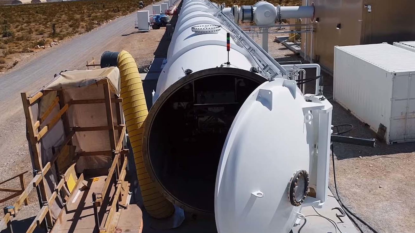 El tubo donde viaja la cápsula de Hyperloop, en la prueba en Nevada en 2017