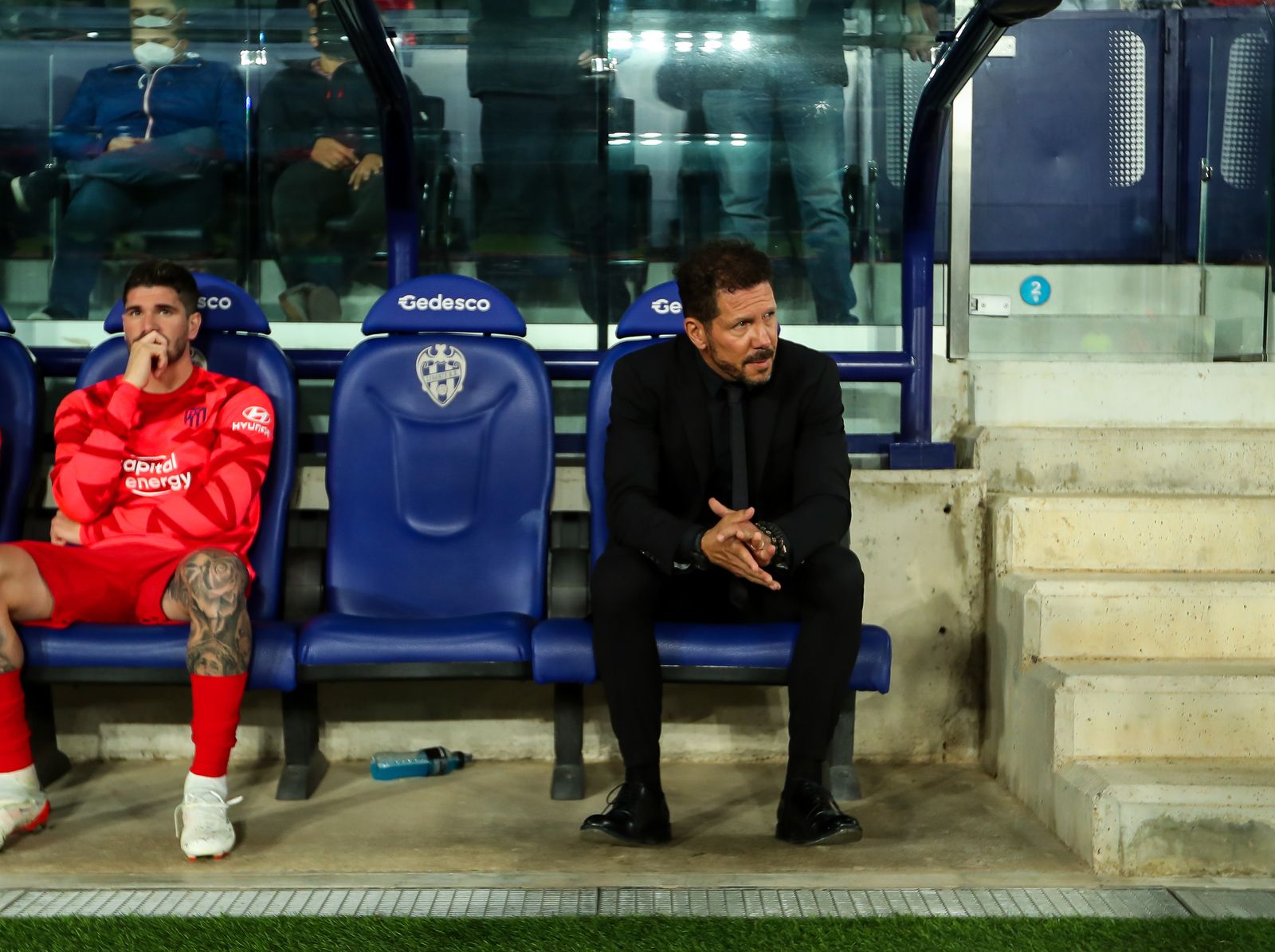 Diego Pablo Simeone, en el banquillo del Ciudad de Valencia, antes de comenzar el partido.