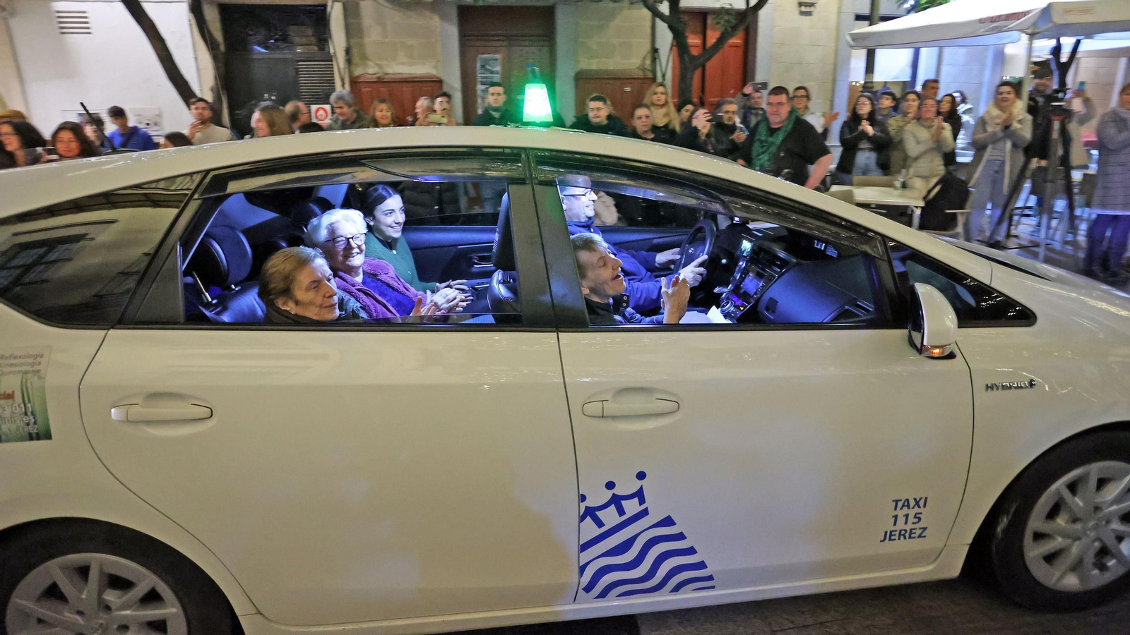 Imágenes de la caravana solidaria de los taxistas con los mayores por el alumbrado navideño de Jerez
