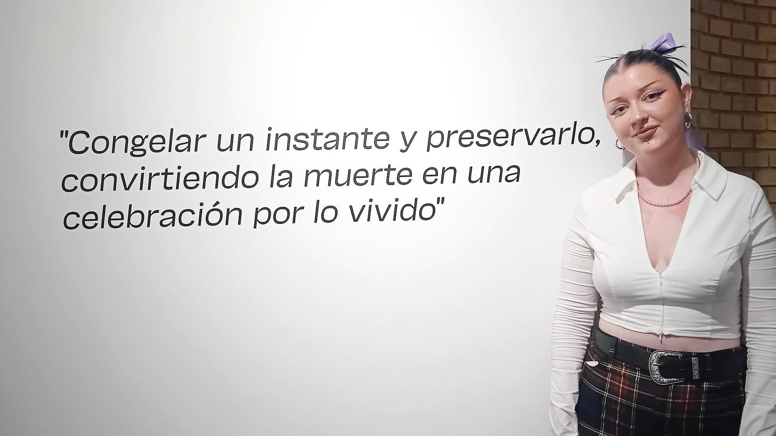 La artista, Claudia Gómez, junto a una máxima que ejemplifica su exposición en Jaén.