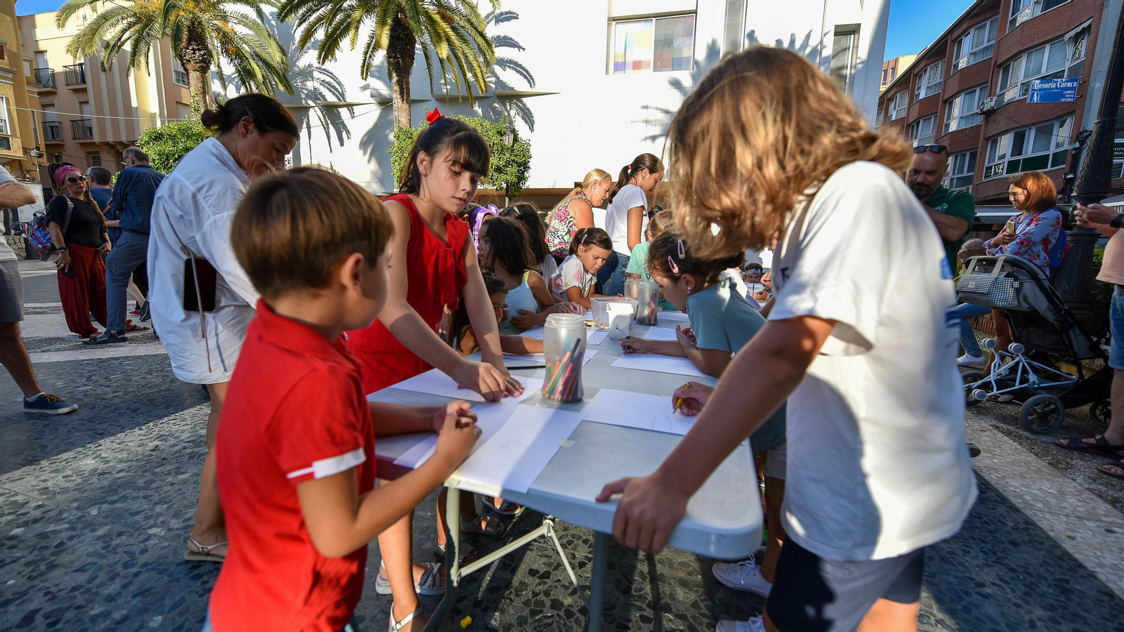 Las fotos del taller de dibujo para niños de la noche en blanco de La Línea
