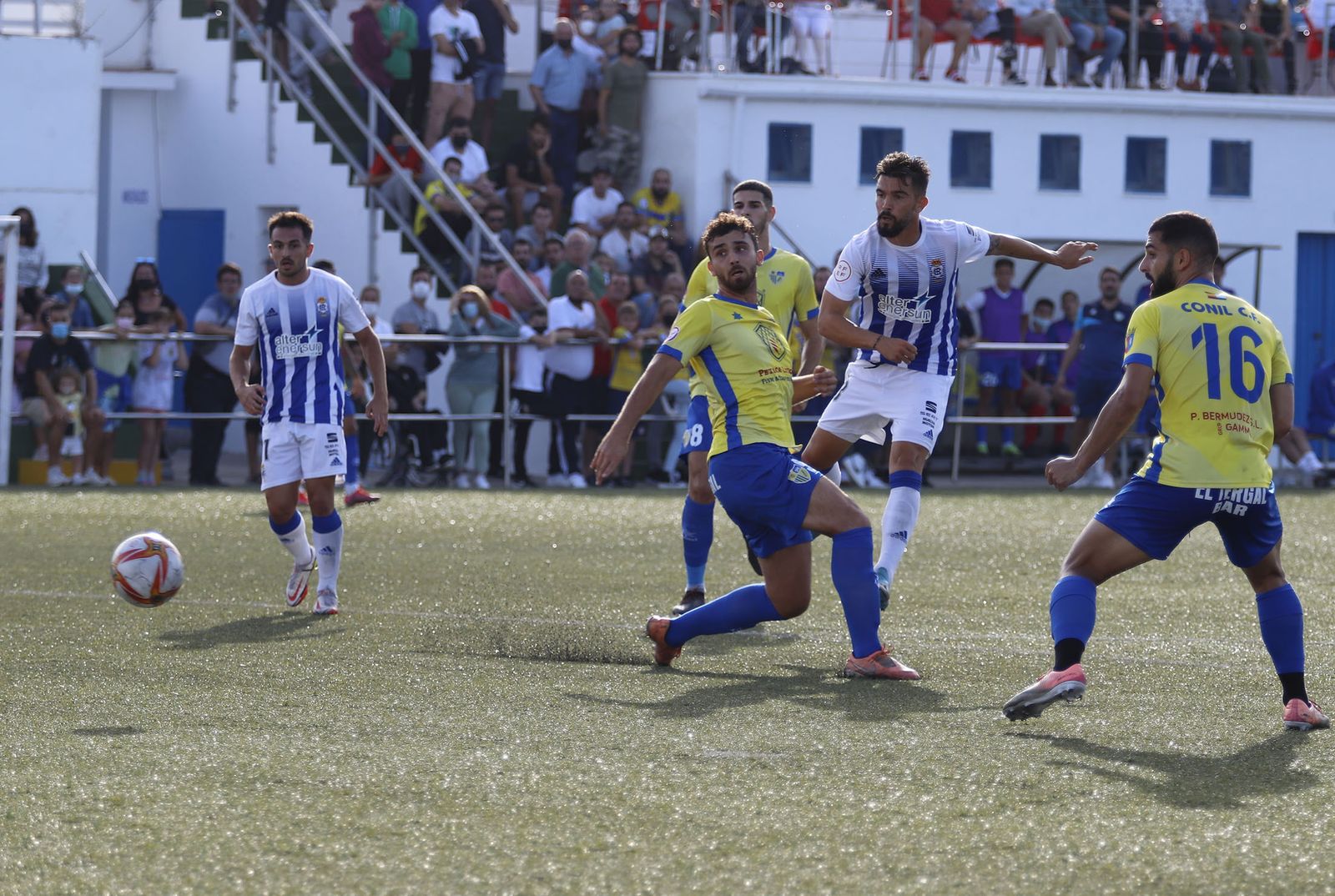 Imágenes del encuentro entre el Conil y el Recreativo de Huelva