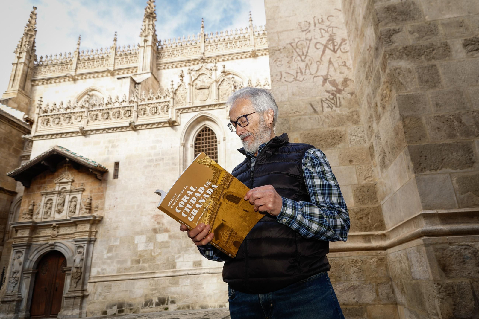 José Palomares posa con el libro a las puertas de la Capilla Real.