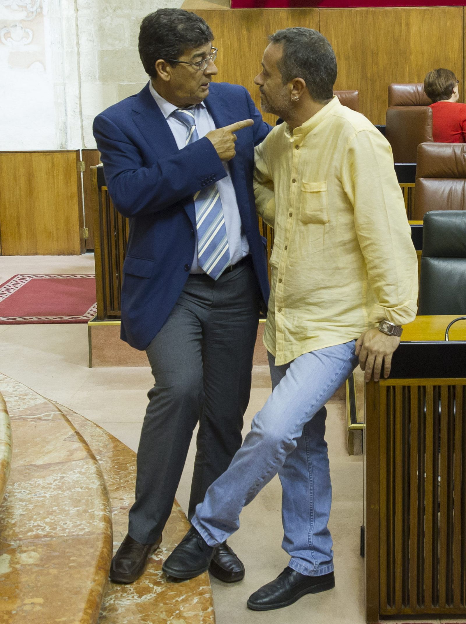 Diego Valderas con el diputado de IU José Antonio Castro, en septiembre de 2014 en el Parlamento.