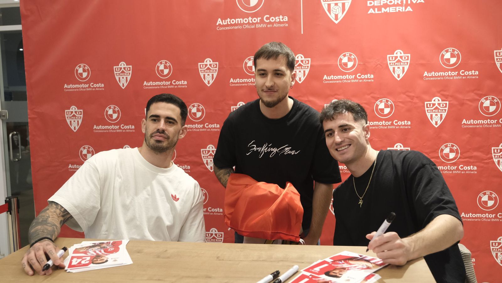 La firma de autógrafos de Jon Morcillo y Miguel de la Fuente en Automotor Costa BMW