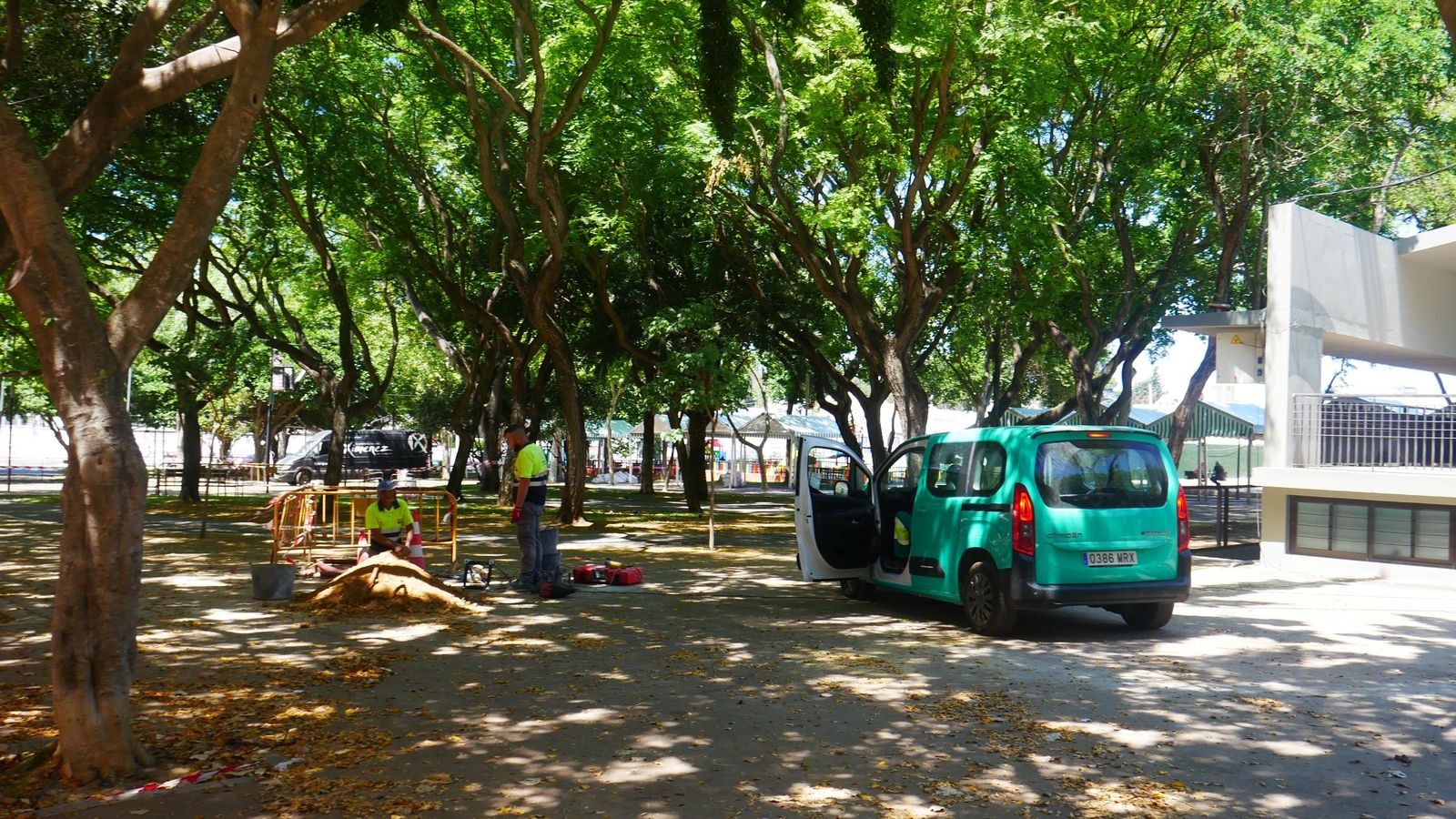 Los operarios trabajan para dotar de los servicios adecuados al festejo.