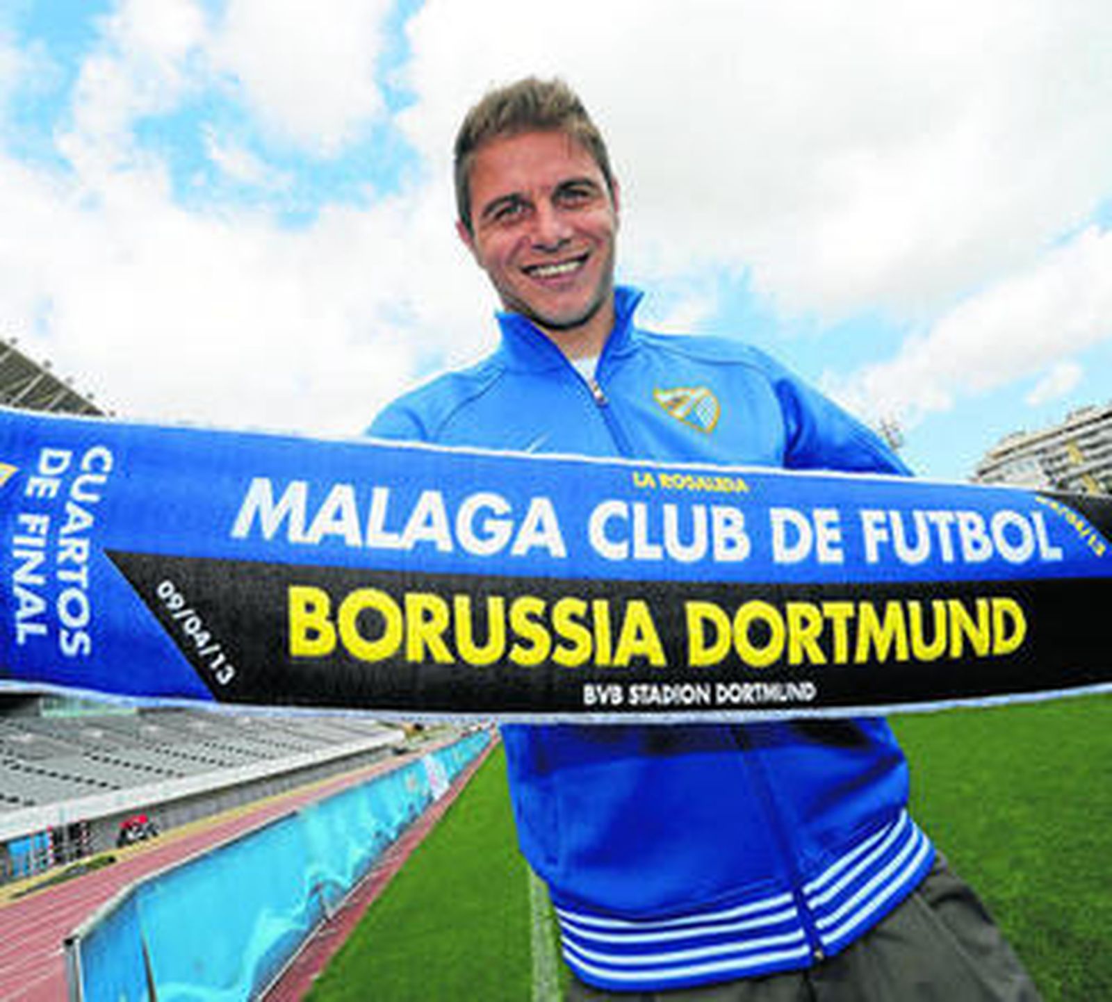 Joaquín posa con la bufanda conmemorativa del partido.