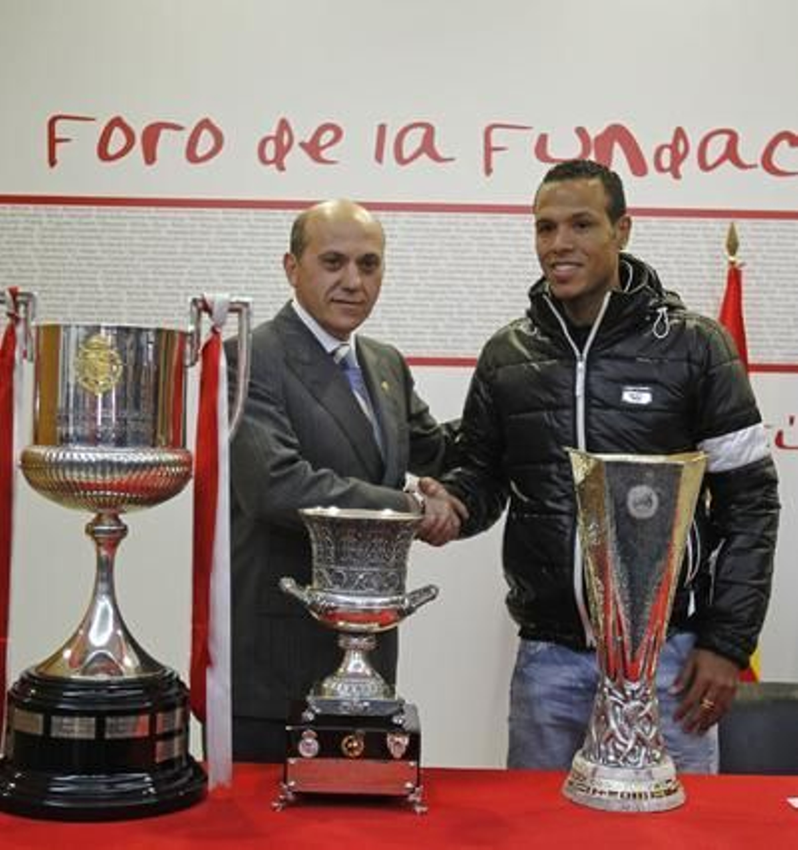 Un Luis Fabiano emocionado se ha despedido entre lágrimas del que ha sido su club durante seis años.

Foto: Antonio Pizarro
