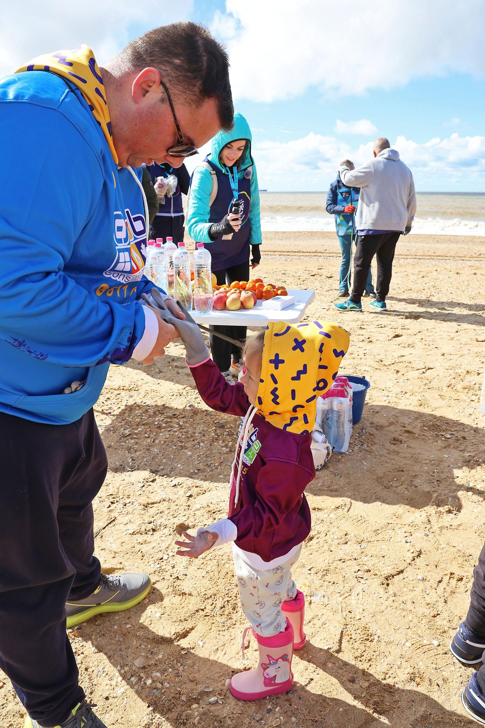 Imágenes de la Acción medioambiental de limpieza en la playa del Espigón, organizada por Gañafote Cup