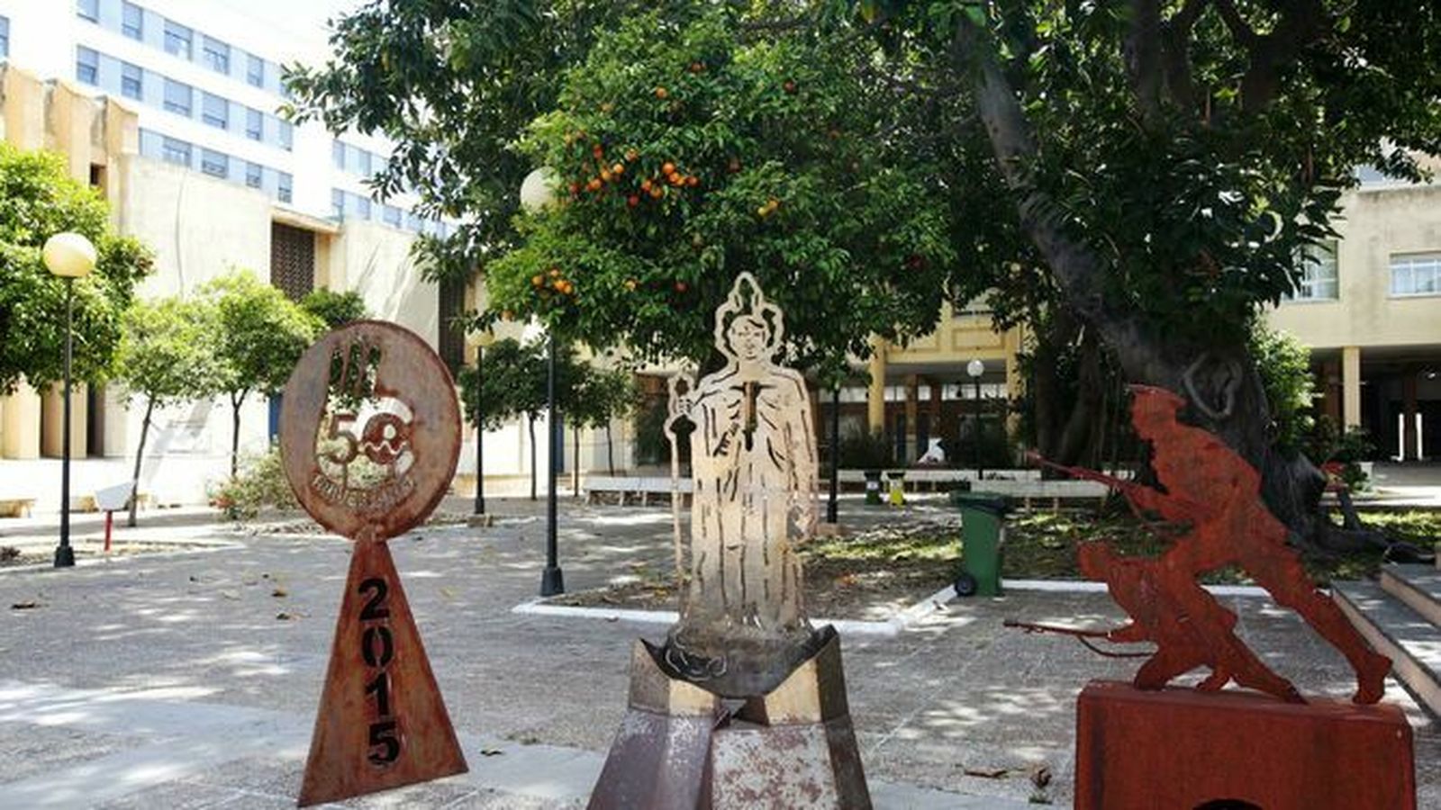 El patio principal de acceso al IES San Severiano.