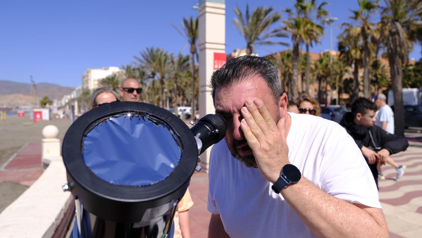 Almería observa el eclipse solar desde el Paseo Marítimo, en imágenes