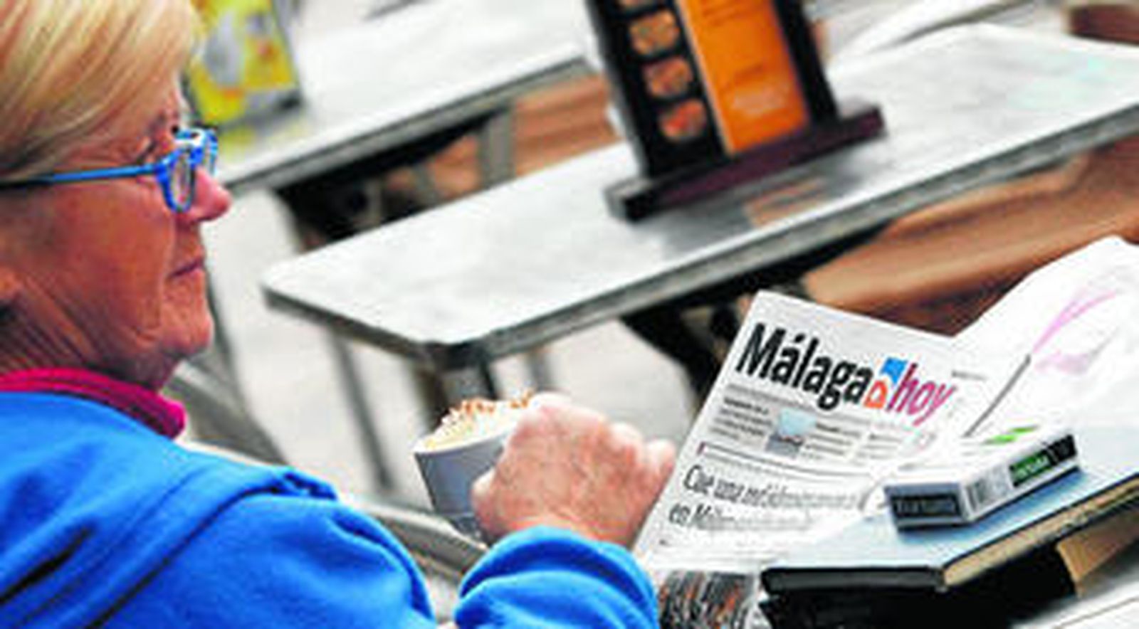 Un café capuchino y un buen periódico bastan para comenzar bien la mañana. El paquete de tabaco es para la salida, que conste.