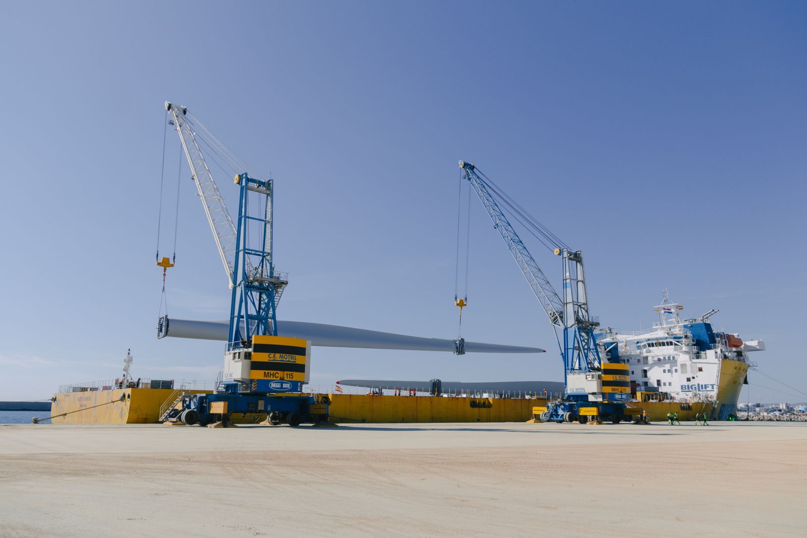El Puerto de Motril bate su récord de carga en exportación de palas para aerogeneradores