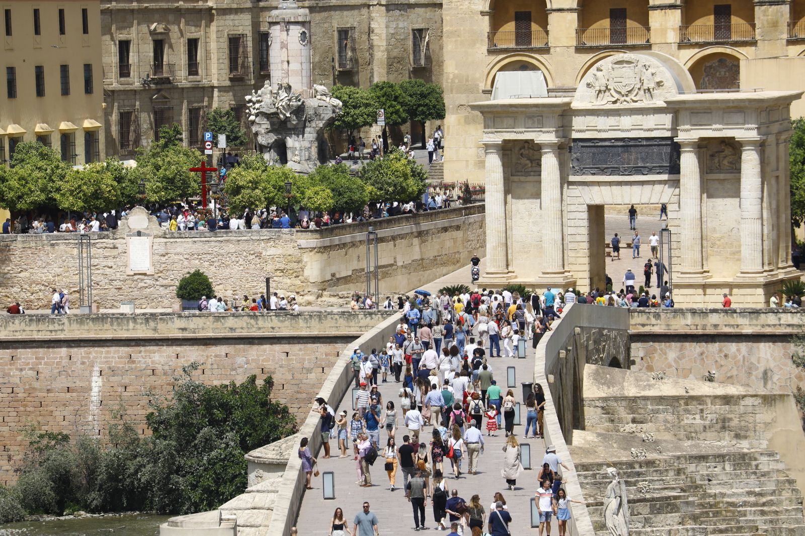 Los turistas abarrotan las calles y Las Cruces de Córdoba, en imágenes