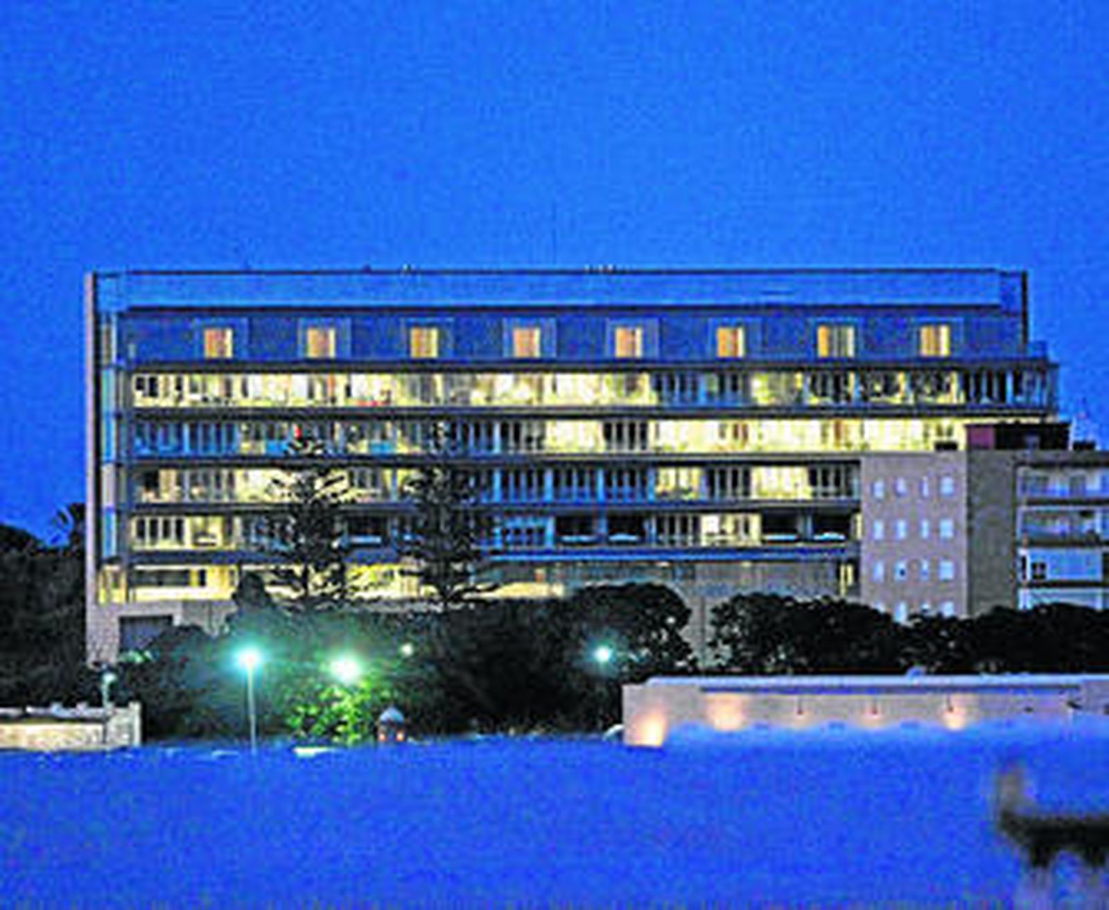 El nuevo Parador Hotel Atlántico, en una imagen nocturna tomada desde el Castillo de San Sebastián.