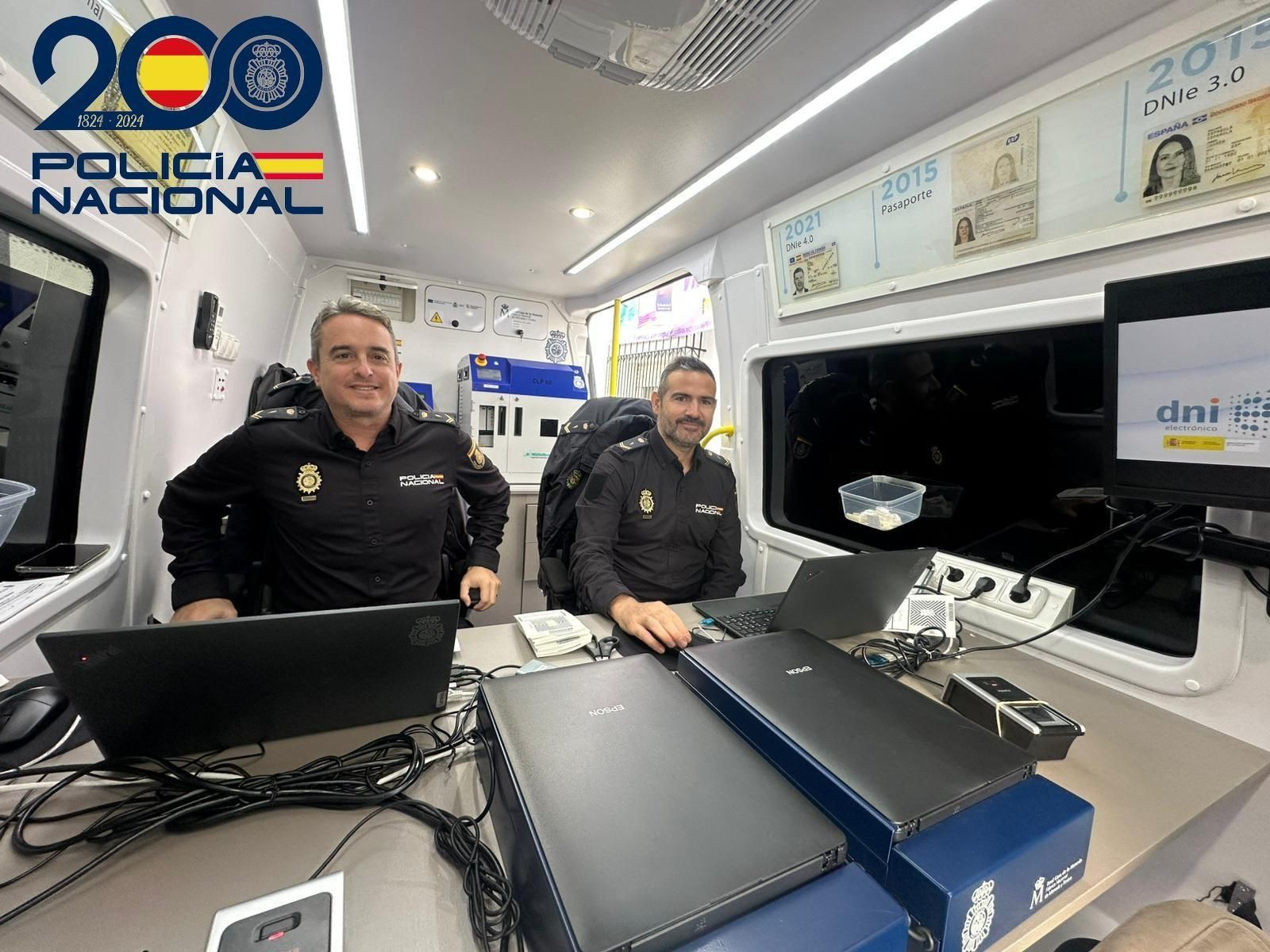 Agentes en la nueva unidad móvil.