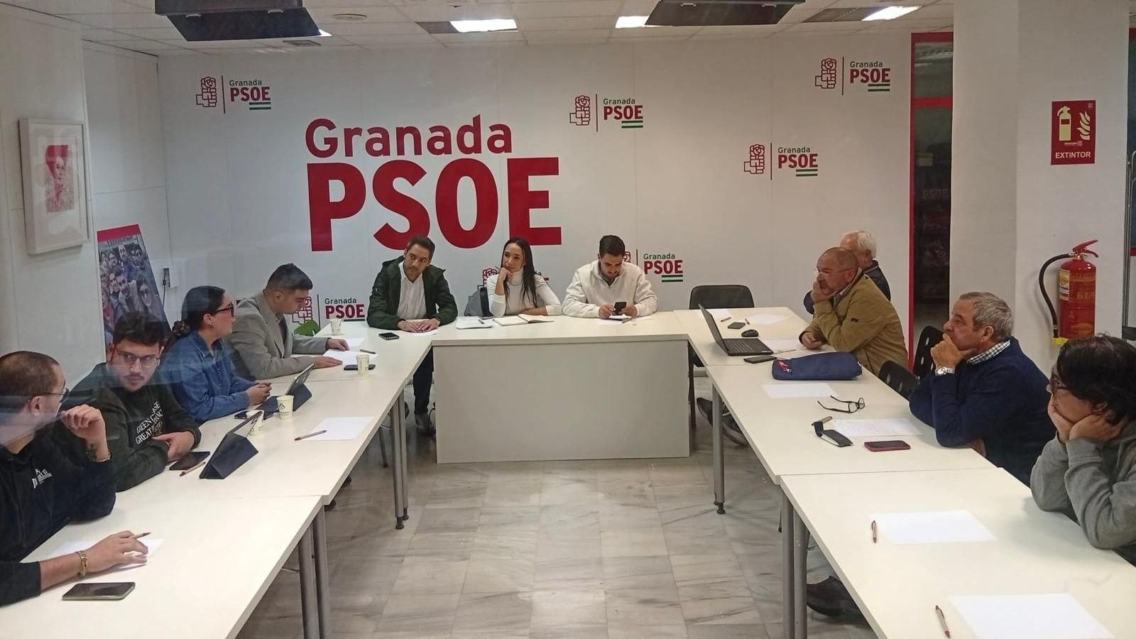 La secretaria de Universidades, Arantxa Urrea, y el secretario de Universidad, Jorge Ibáñez, participan en un encuentro con representantes sindicales y estudiantiles