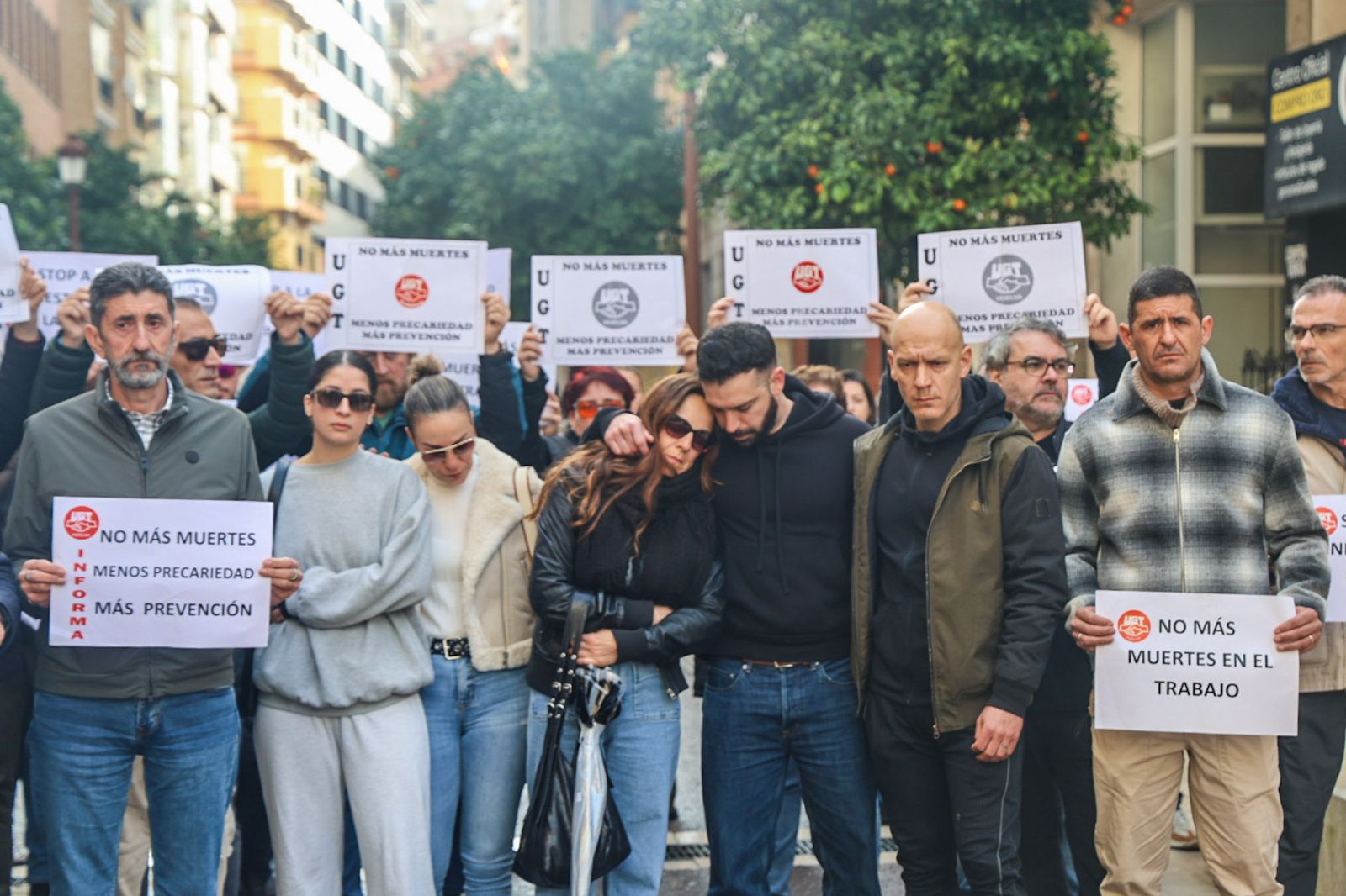 Fotografías del minuto de silencio en UGT por la muerte de un trabajador