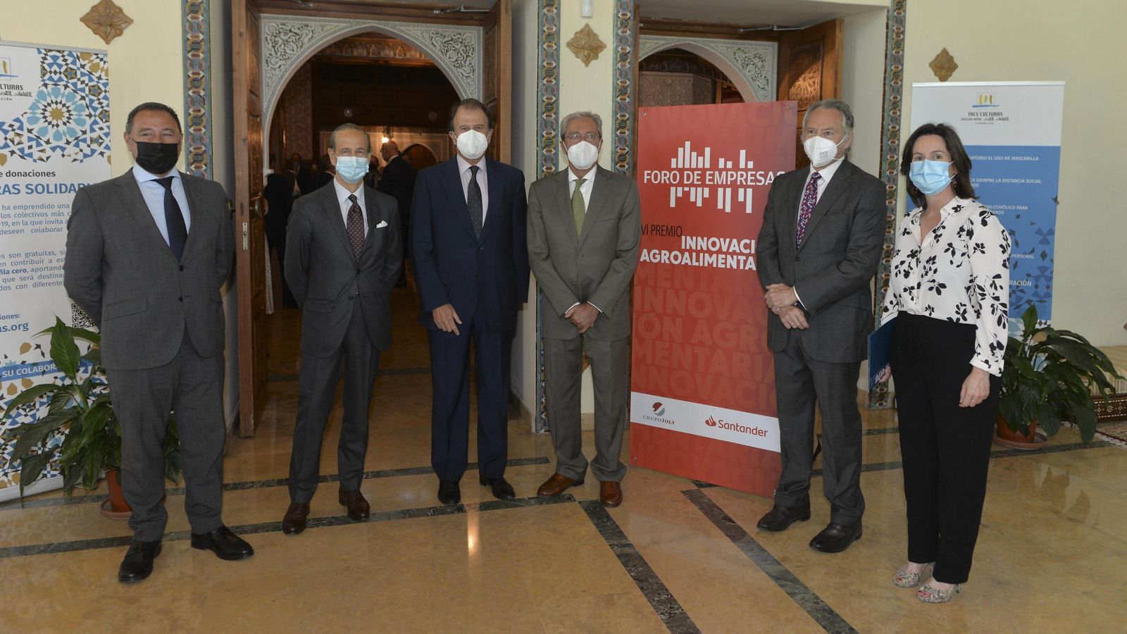 Ricardo Sánchez, delegado de la Junta en Sevilla; José Juan Pérez-Tabernero, Ignacio Osborne; Rogelio Velasco, consejero de Transformación Económica, Industria, Conocimiento y Universidades, y Concha de Santa Ana, directora de la Fundación Tres Culturas.