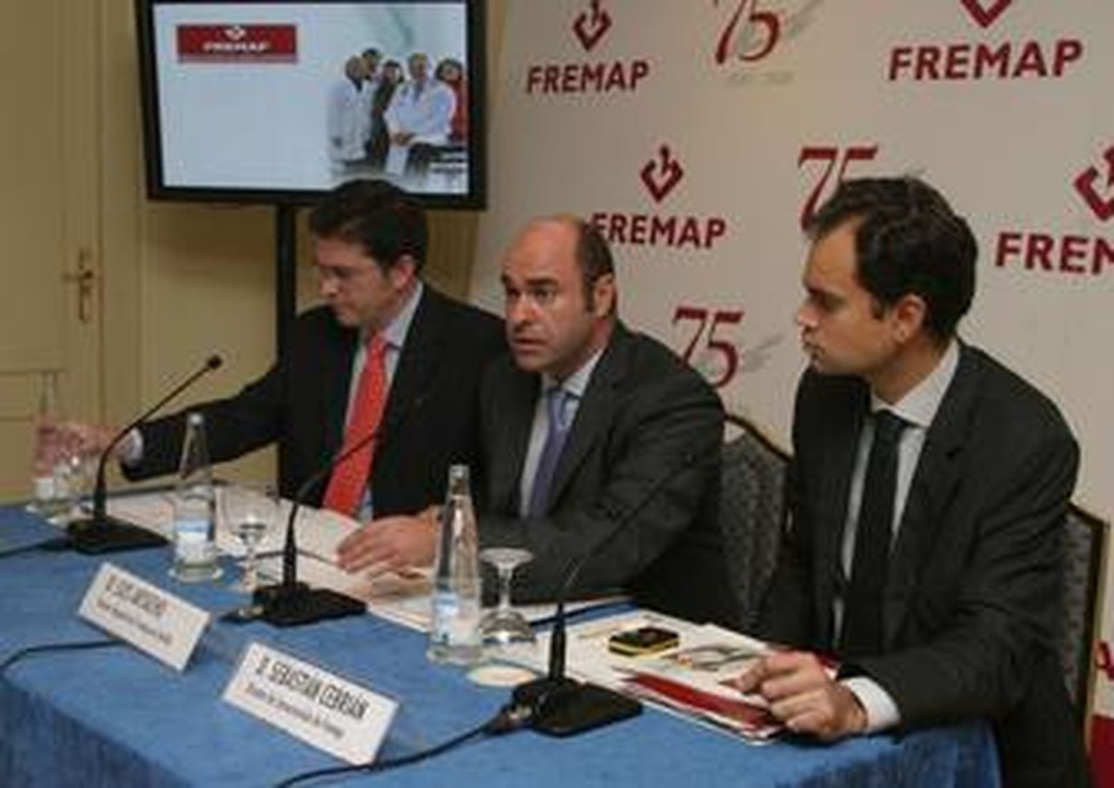 El director territorial de Fremap, Luis Artacho (en el centro), ayer en rueda de prensa.
