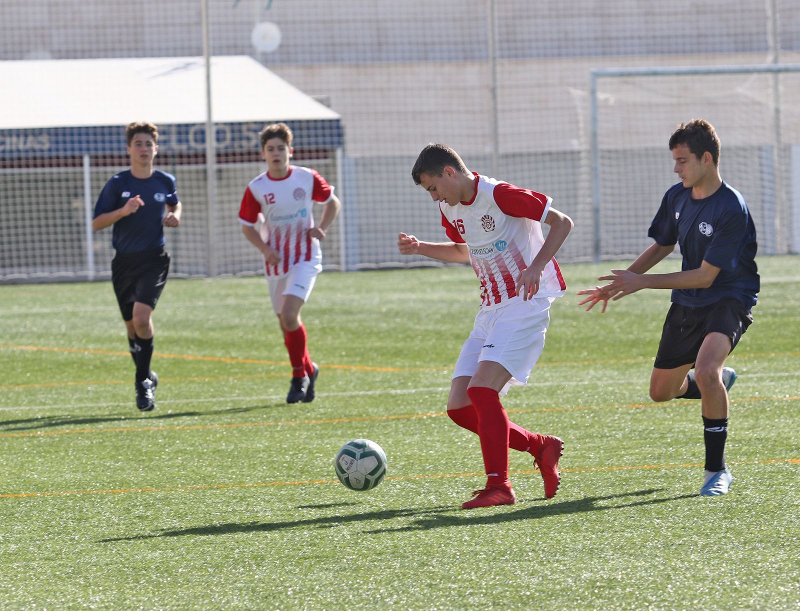 Un jugador de Los Califas se lleva el balón ante la presión de un rival de Los Caminantes.